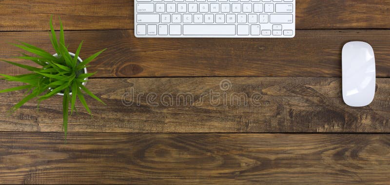 La vista superiore di ampio piano pone la Tabella di legno del posto di lavoro dell'ufficio fotografie stock La vista superiore di ampio piano pone la Tabella di legno del posto di lavoro dell'ufficio fotografie stock