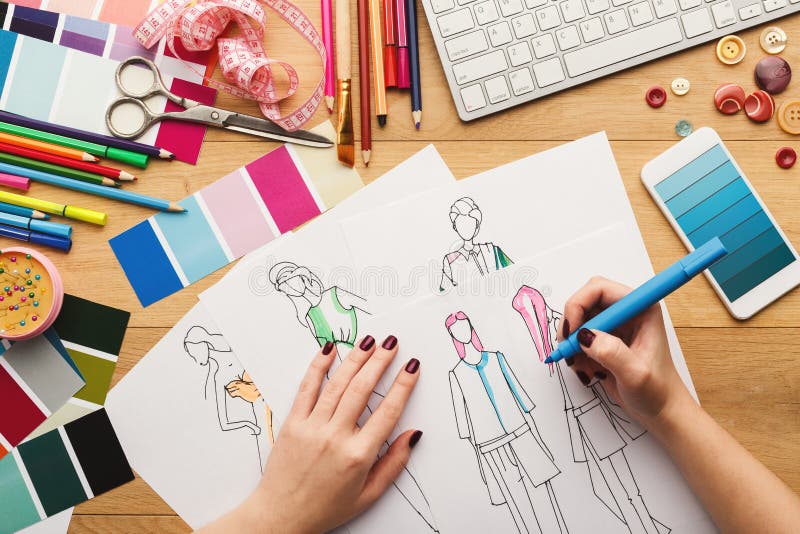La vista superiore sul disegno del progettista della donna copre gli schizzi fotografie stock libere da diritti La vista superiore sul disegno del progettista della donna copre gli schizzi fotografie stock libere da diritti