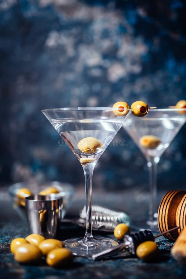 La vodka martini, cocktail tonique de genièvre a servi dans le restaurant, le bar et la barre Concept de cocktail de longues bois images stock La vodka martini, cocktail tonique de genièvre a servi dans le restaurant, le bar et la barre Concept de cocktail de longues bois images stock