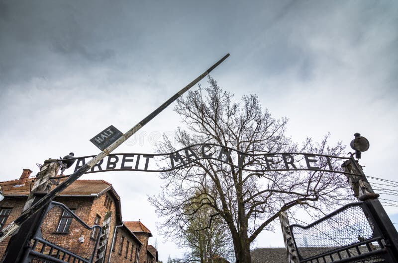 La voie de base du camp de concentration Auschwitz avec le travail d'inscription vous incite à libérer images stock La voie de base du camp de concentration Auschwitz avec le travail d'inscription vous incite à libérer images stock