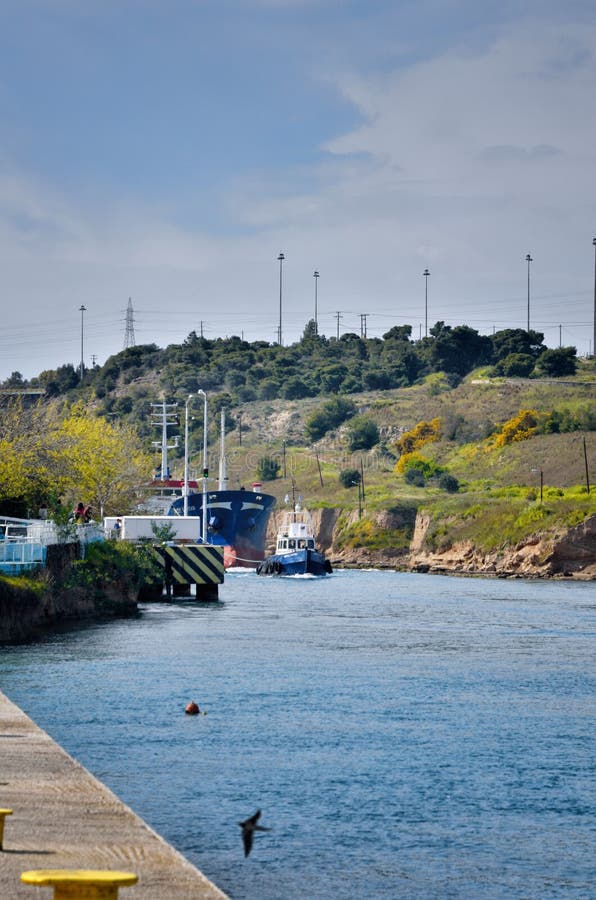La voie navigable de la vague de canal de Corinthe à travers l'isthme de Corinthe en Grèce adhérant au golfe de Corinthe avec le g