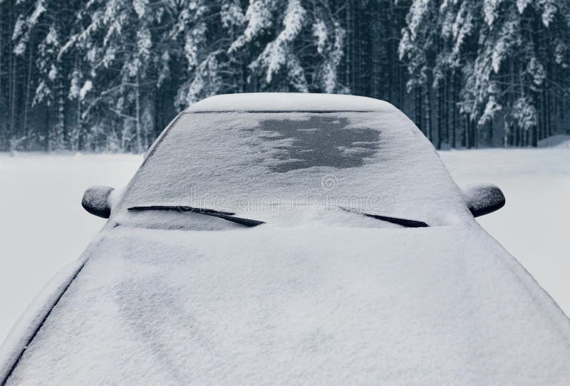 La Voiture Congelée D'hiver a Couvert La Neige, Pare-brise De