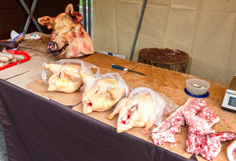 La volaille et le porc principaux préparent pour la vente photos stock La volaille et le porc principaux préparent pour la vente photos stock
