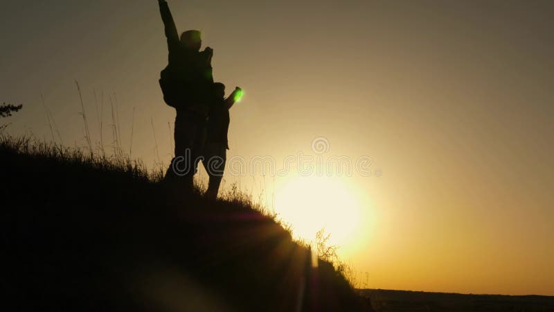 La voyageuse de femme ?tire une main ? un homme s'?levant jusqu'au dessus d'une colline les voyageurs escaladent la falaise tenan photo libre de droits La voyageuse de femme ?tire une main ? un homme s'?levant jusqu'au dessus d'une colline les voyageurs escaladent la falaise tenan photo libre de droits