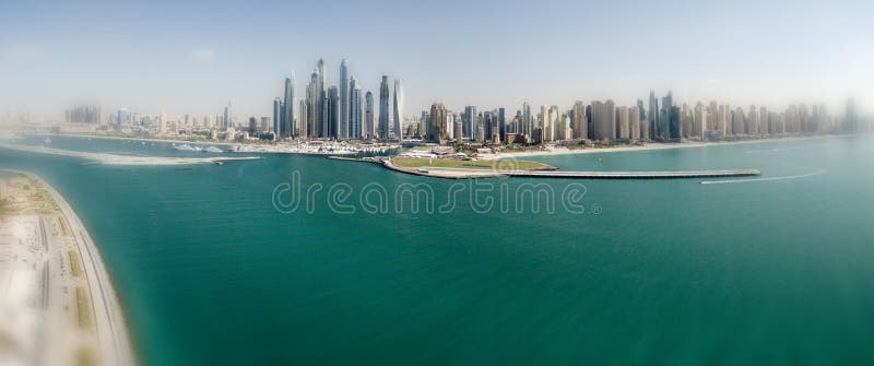 La Vue De Soirée Sur La Marina De Dubaï Et Le Jumeirah