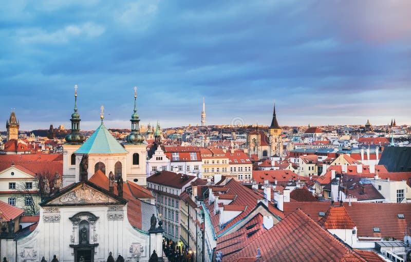 La vue au-dessus des toits rouges du secteur de Mesto de regard fixe à Prague, C photographie stock La vue au-dessus des toits rouges du secteur de Mesto de regard fixe à Prague, C photographie stock