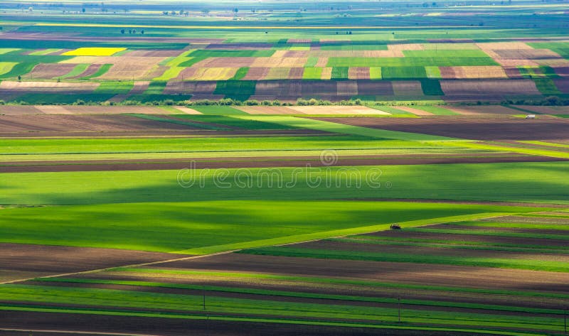 La vue aérienne de la Transylvanie au-dessus des cultures met en place en Roumanie images stock