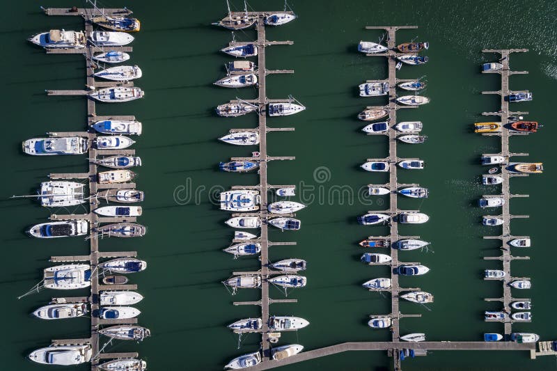 La vue aérienne des bateaux à voile s'est accouplée dans une marina dans Portimao, Algarve photographie stock libre de droits La vue aérienne des bateaux à voile s'est accouplée dans une marina dans Portimao, Algarve photographie stock libre de droits
