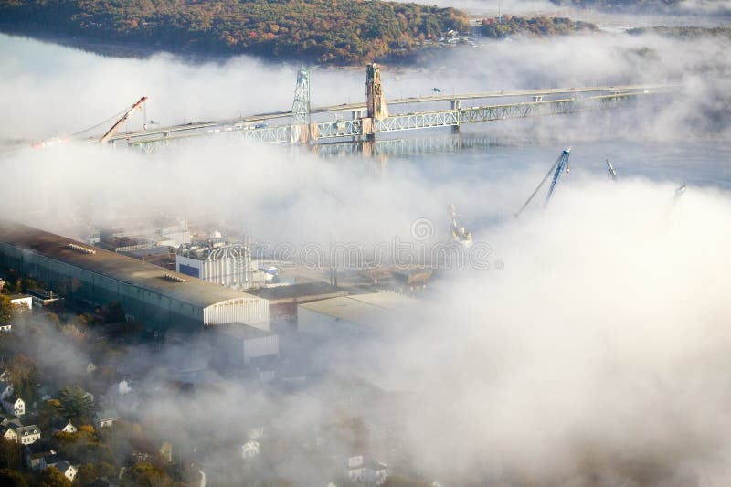 La vue aérienne du brouillard au-dessus du fer de Bath fonctionne et rivière kennebec dans Maine Les travaux de fer de Bath est u photo libre de droits La vue aérienne du brouillard au-dessus du fer de Bath fonctionne et rivière kennebec dans Maine Les travaux de fer de Bath est u photo libre de droits