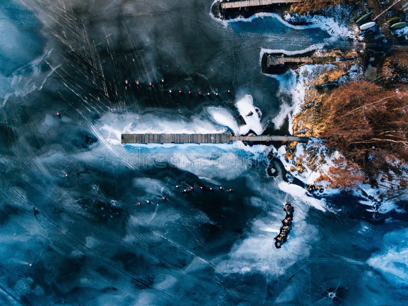 La vue aérienne du lac congelé par hiver avec les piliers en bois a capturé avec un bourdon en Finlande image stock La vue aérienne du lac congelé par hiver avec les piliers en bois a capturé avec un bourdon en Finlande image stock