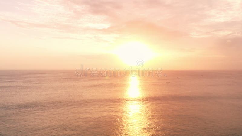 La vue aérienne à l'océan et les vagues avec le coucher du soleil chaud s'allument banque de vidéos
