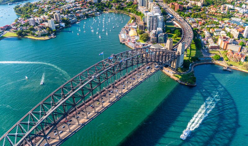 La vue d'hélicoptère de Sydney Harbor Bridge et la lavande aboient, nouveau ainsi