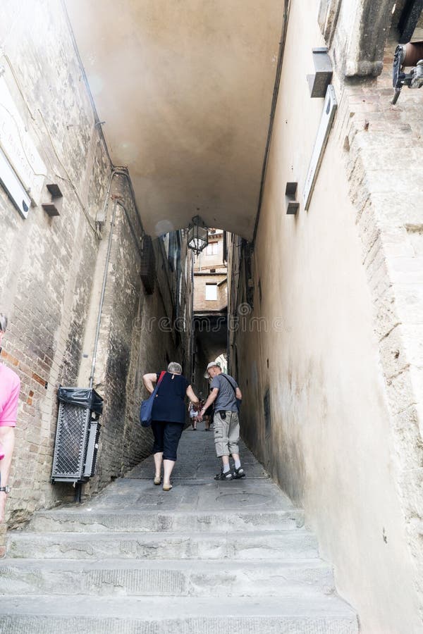 La vue d'une petite allée avec des escaliers s'approchent de elle Piazza del Campo Sienne image stock La vue d'une petite allée avec des escaliers s'approchent de elle Piazza del Campo Sienne image stock