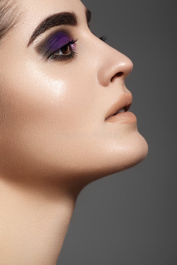 La vue de côté du beau visage modèle avec la mode observe le maquillage images stock La vue de côté du beau visage modèle avec la mode observe le maquillage images stock
