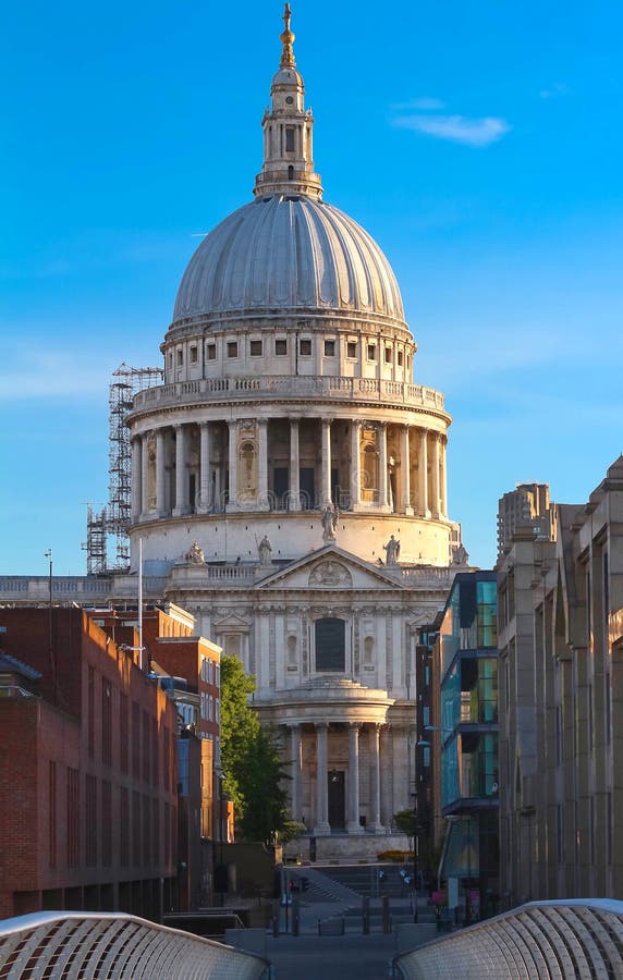 La vue de la cathédrale du ` s de Saint Paul du pont de millénaire, ville de Londres images stock La vue de la cathédrale du ` s de Saint Paul du pont de millénaire, ville de Londres images stock