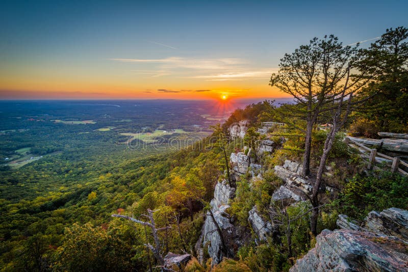 La vue de coucher du soleil de peu de sommet donnent sur au pilote Mountain Stat images libres de droits La vue de coucher du soleil de peu de sommet donnent sur au pilote Mountain Stat images libres de droits