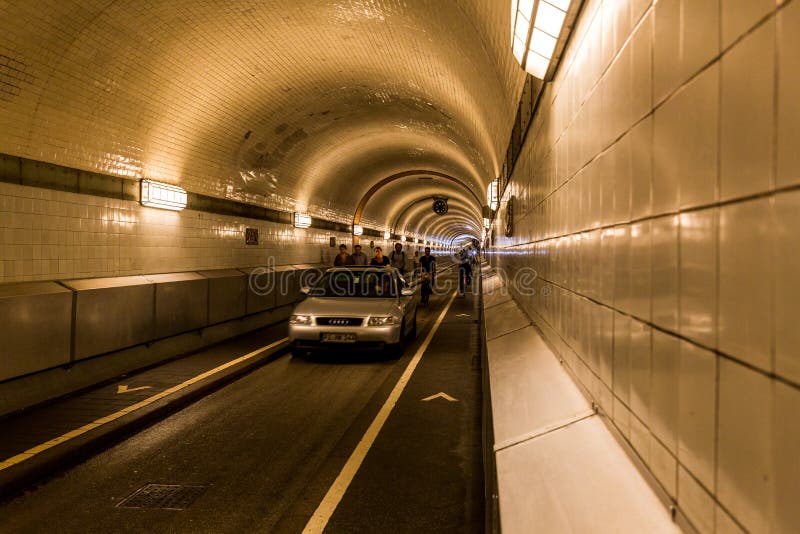 La vue de l'entrée portaile et du tunnel a appelé Elbtunnel à t photographie stock libre de droits La vue de l'entrée portaile et du tunnel a appelé Elbtunnel à t photographie stock libre de droits