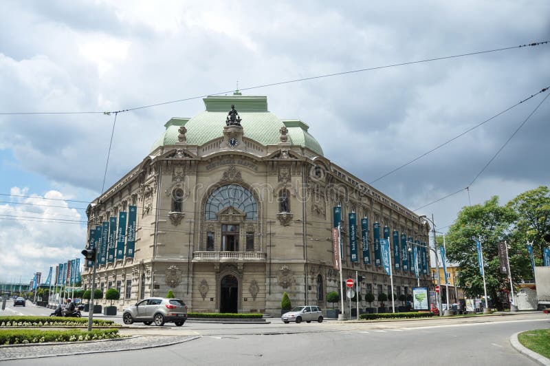 La vue de l'extérieur de la coopérative de Belgrade était une banque coopérative fondée en 1882 pour favoriser l'épargne et pour photographie stock La vue de l'extérieur de la coopérative de Belgrade était une banque coopérative fondée en 1882 pour favoriser l'épargne et pour photographie stock