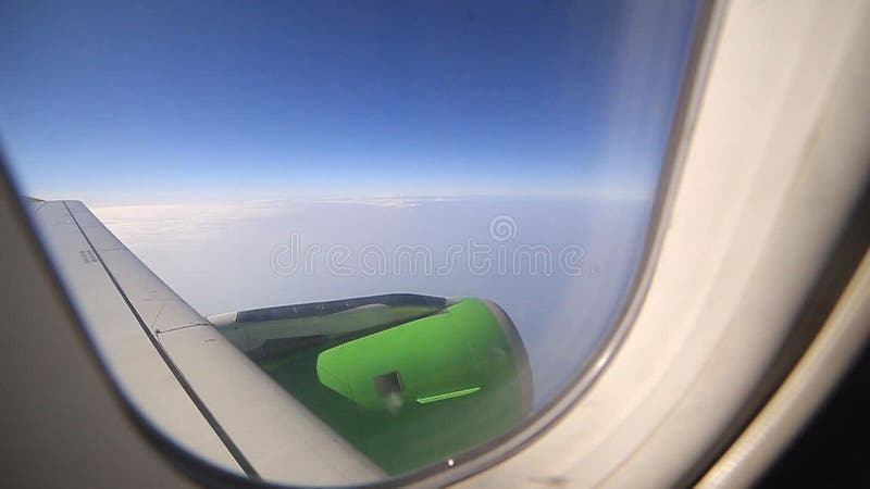 La vue de l'intérieur de l'avion vole au-dessus des nuages banque de vidéos La vue de l'intérieur de l'avion vole au-dessus des nuages banque de vidéos