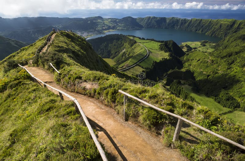 La vue de Miradouro DA Boca font l'enfer à Sete Citades, sao Miguel, îles des Açores, Portugal photos stock La vue de Miradouro DA Boca font l'enfer à Sete Citades, sao Miguel, îles des Açores, Portugal photos stock