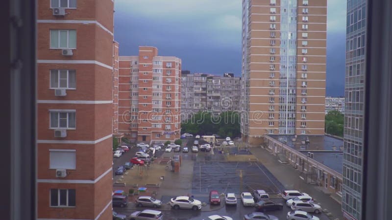 La vue des fenêtres d'un bâtiment à plusieurs étages dans un quartier résidentiel de la ville. La Russie. banque de vidéos
