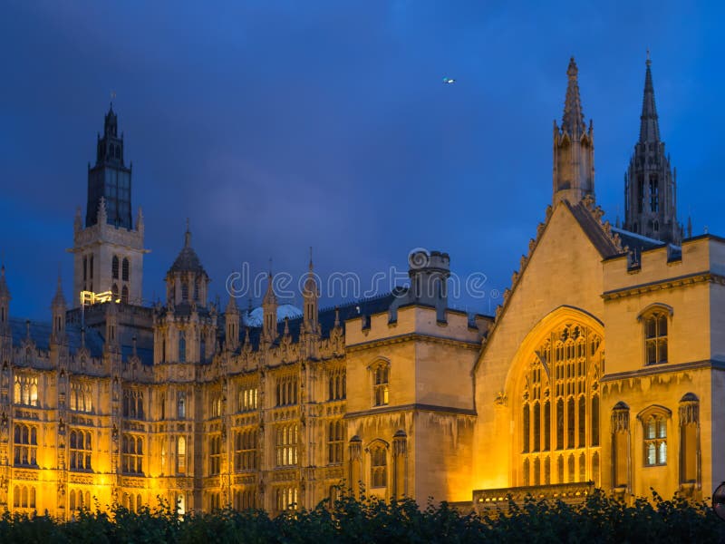 La vue du palais du bâtiment de Westminster, maison aux Chambres du Parlement à Londres a illuminé la nuit photos stock La vue du palais du bâtiment de Westminster, maison aux Chambres du Parlement à Londres a illuminé la nuit photos stock