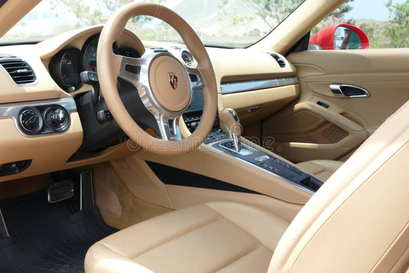 La vue intérieure de Porsche Cayman S s'est garée à Lima images stock La vue intérieure de Porsche Cayman S s'est garée à Lima images stock