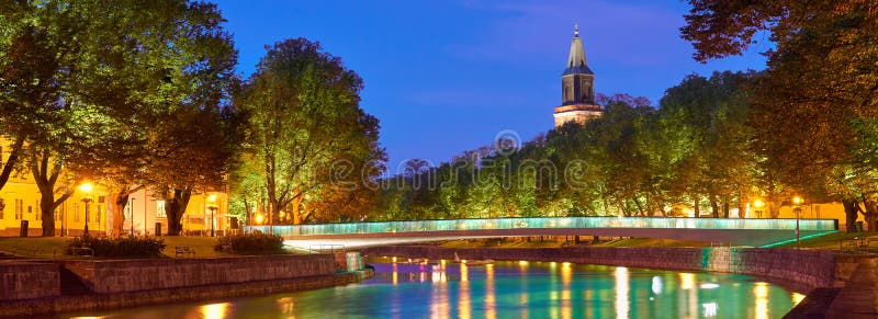 La vue panoramique de nuit de la rivière d'aura à Turku, Finlande photos libres de droits La vue panoramique de nuit de la rivière d'aura à Turku, Finlande photos libres de droits