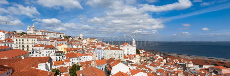 La vue panoramique du dessus de toit de Lisbonne de Portas font le point de vue de solénoïde - images stock La vue panoramique du dessus de toit de Lisbonne de Portas font le point de vue de solénoïde - images stock