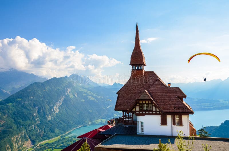 La vue renversante du dessus de Kulm plus dur à Interlaken, Suisse a photographié en été avec des parapentistes volant autour acc images libres de droits La vue renversante du dessus de Kulm plus dur à Interlaken, Suisse a photographié en été avec des parapentistes volant autour acc images libres de droits