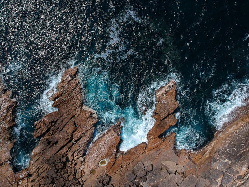 La vue supérieure aérienne de la mer ondule frappant des roches sur la plage avec l'eau de mer de turquoise Paysage marin étonnan photographie stock libre de droits La vue supérieure aérienne de la mer ondule frappant des roches sur la plage avec l'eau de mer de turquoise Paysage marin étonnan photographie stock libre de droits