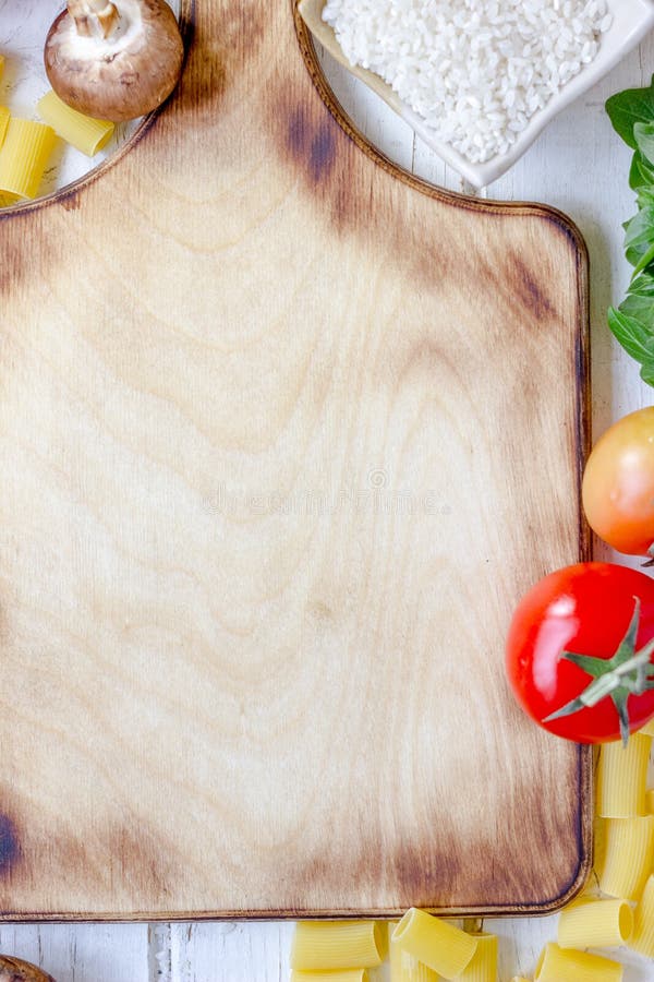 La vue supérieure des légumes et la cuisine embarquent le fond image libre de droits La vue supérieure des légumes et la cuisine embarquent le fond image libre de droits