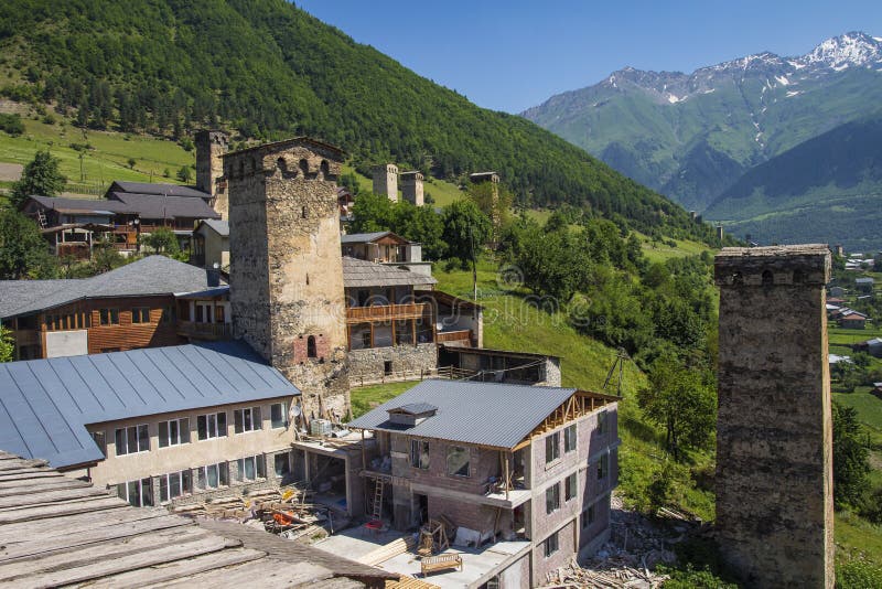 La vue sur le village de montagne avec Svan antique domine dans Mestia, Svaneti, la Géorgie photos stock La vue sur le village de montagne avec Svan antique domine dans Mestia, Svaneti, la Géorgie photos stock