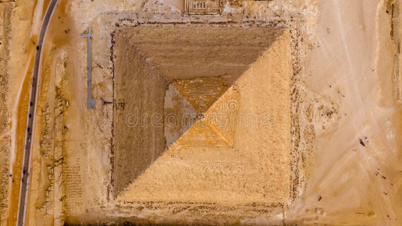 La vue verticale aérienne de la pyramide des pyramides de Gizeh du roi khafre aménagent dans le parc. Pyramides historiques de l'é photographie stock