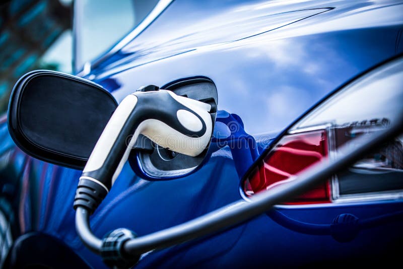 Laadstation voor elektrische voertuigen met energieopslag in moderne auto. ev - brandstof voor geavanceerde hybride auto. automobi