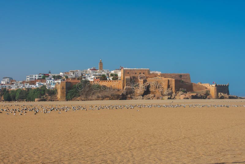 Laaghoekbeeld Kasbah van de Udayas in Rabat Marokko, Beach en gebouwen op Cliff stock foto Laaghoekbeeld Kasbah van de Udayas in Rabat Marokko, Beach en gebouwen op Cliff stock foto
