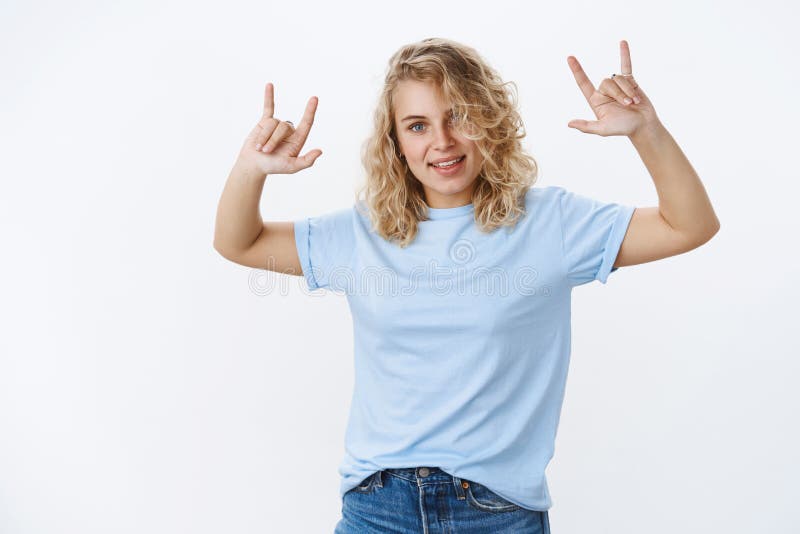 Laat broodje Koele en modieuze onbezorgde charismatische jonge jaren '20vrouw die met blauwe ogen in t-shirt hebbend pret het oph stock foto Laat broodje Koele en modieuze onbezorgde charismatische jonge jaren '20vrouw die met blauwe ogen in t-shirt hebbend pret het oph stock foto
