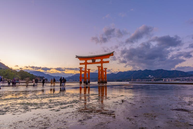 Laat Gang aan de Grote Rode Drijvende Torii Poort van Itsukushima stock afbeelding Laat Gang aan de Grote Rode Drijvende Torii Poort van Itsukushima stock afbeelding