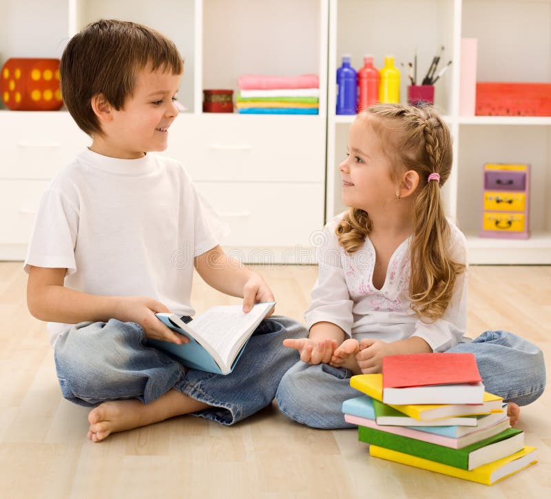 Laat me u over school weinig zuster vertellen royalty-vrije stock afbeelding Laat me u over school weinig zuster vertellen royalty-vrije stock afbeelding