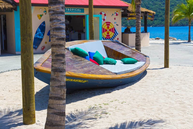 LABADEE HAITI, MAJ, - 01, 2018: Drewniana ławka przy wybrzeżem, Labadee, Haiti fotografia royalty free LABADEE HAITI, MAJ, - 01, 2018: Drewniana ławka przy wybrzeżem, Labadee, Haiti fotografia royalty free