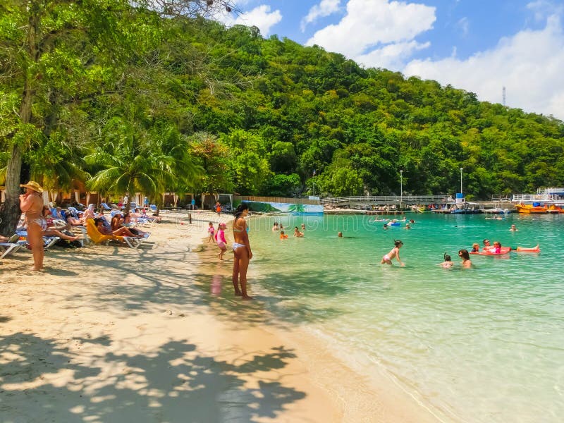 LABADEE, ΑΪΤΗ - 1 ΜΑΐΟΥ 2018: Άνθρωποι που απολαμβάνουν την ημέρα στην παραλία στην Αϊτή στοκ φωτογραφία με δικαίωμα ελεύθερης χρήσης LABADEE, ΑΪΤΗ - 1 ΜΑΐΟΥ 2018: Άνθρωποι που απολαμβάνουν την ημέρα στην παραλία στην Αϊτή στοκ φωτογραφία με δικαίωμα ελεύθερης χρήσης