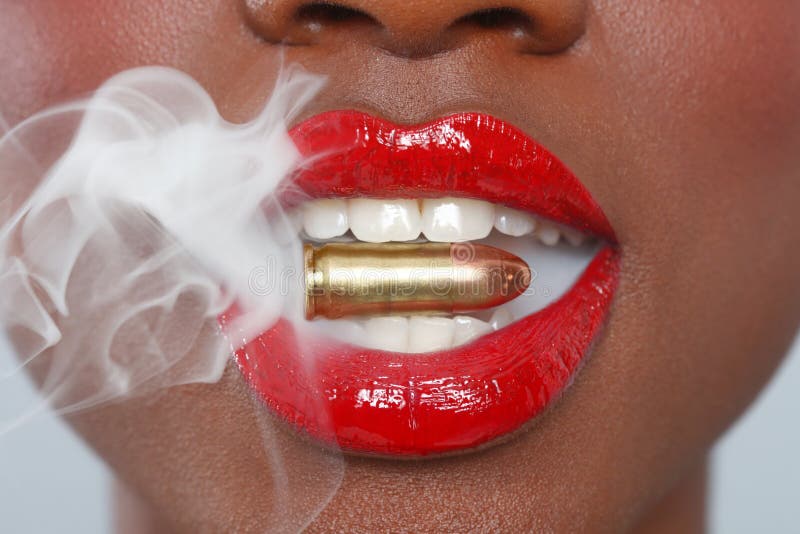 Labbra di una donna con una pallottola e un fumo