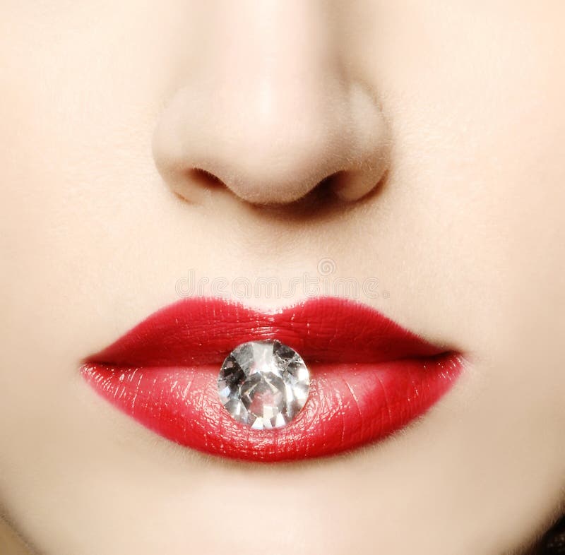 Labbra rosse di bellezza con il diamante fotografia stock libera da diritti Labbra rosse di bellezza con il diamante fotografia stock libera da diritti