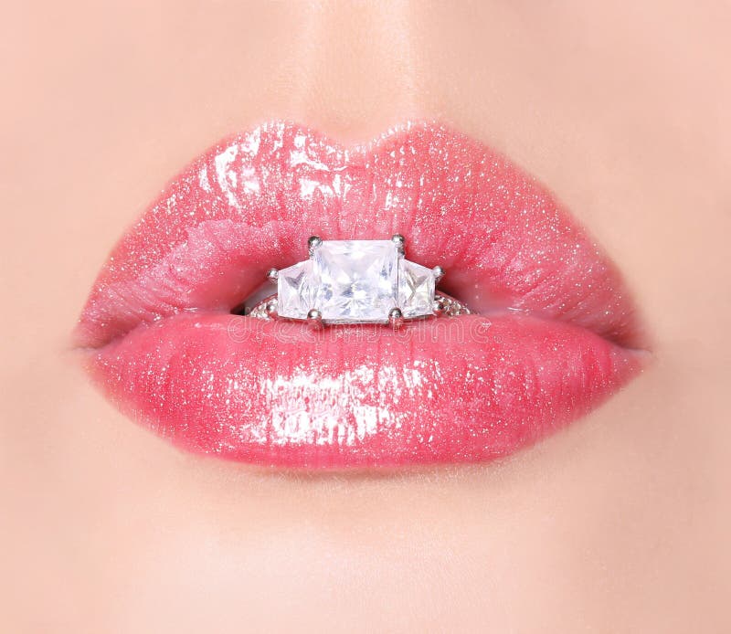 Labbra sexy con Diamond Ring. Lucentezza rosa del labbro di bellezza. Bocca fotografia stock libera da diritti Labbra sexy con Diamond Ring. Lucentezza rosa del labbro di bellezza. Bocca fotografia stock libera da diritti