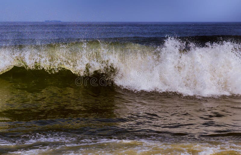 Labbro d'arricciatura di rotolamento pulito dell'onda di oceano che si schianta sui banchi di sabbia bassi fotografie stock libere da diritti Labbro d'arricciatura di rotolamento pulito dell'onda di oceano che si schianta sui banchi di sabbia bassi fotografie stock libere da diritti