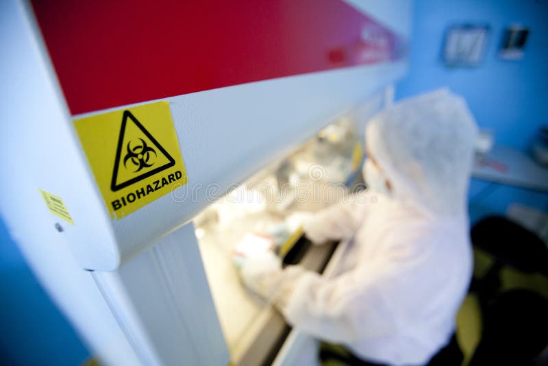 Labbteknikeren utför experiment i en kontrollerad miljö fotografering för bildbyråer Labbteknikeren utför experiment i en kontrollerad miljö fotografering för bildbyråer