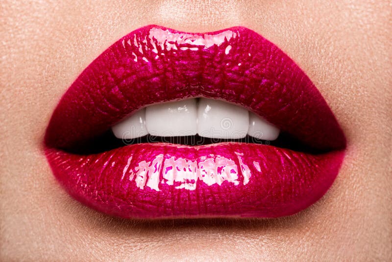 Labios atractivos Detalle rojo del maquillaje de los labios de la belleza