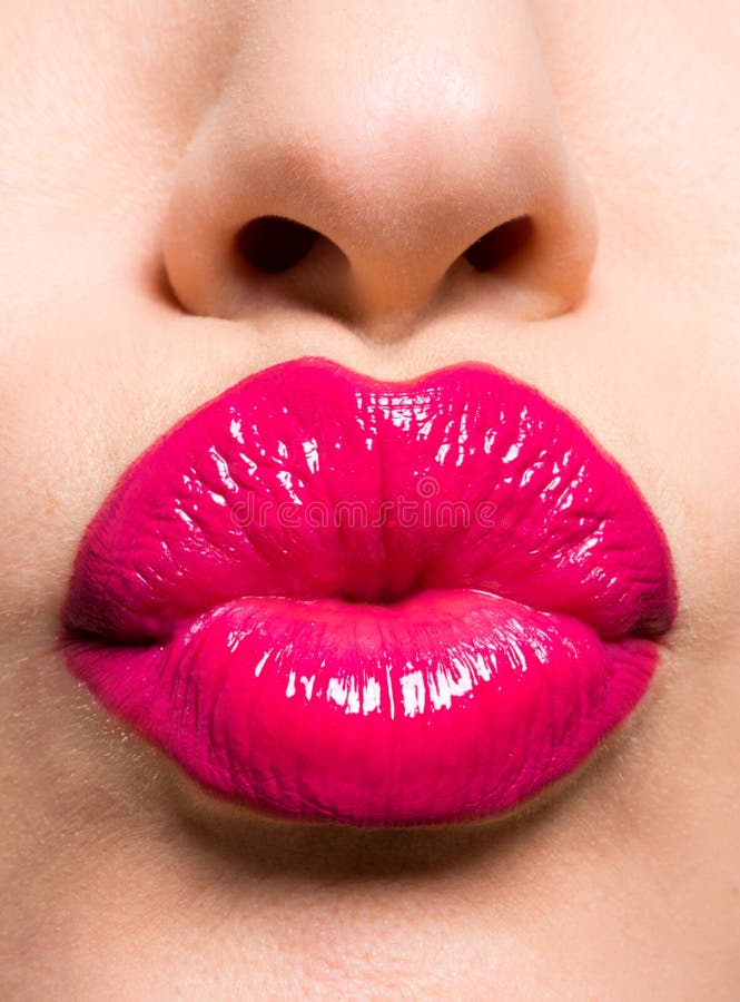 Labios rojos atractivos hermosos que dan beso