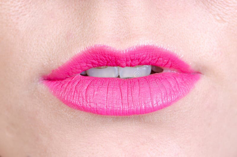 Labios rosados de una mujer joven con una pequeña boca abierta foto de archivo libre de regalías