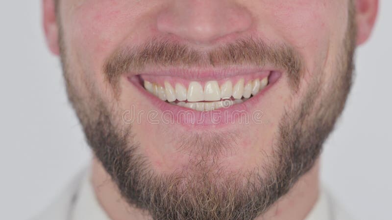 Labios sonrientes de un joven de fondo blanco fotos de archivo
